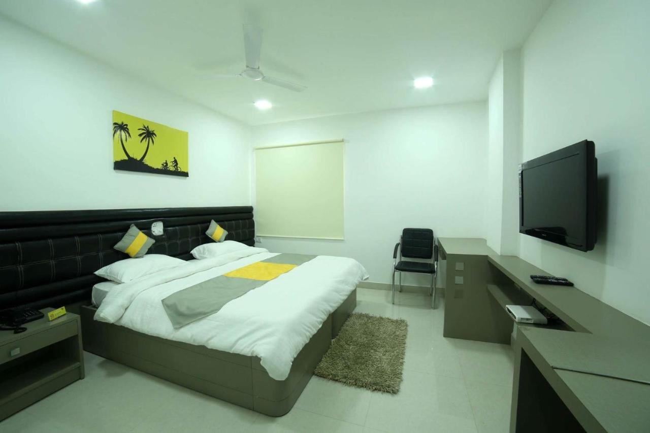 La Riviera Suites Madhapur Hyderabad Exteriör bild
