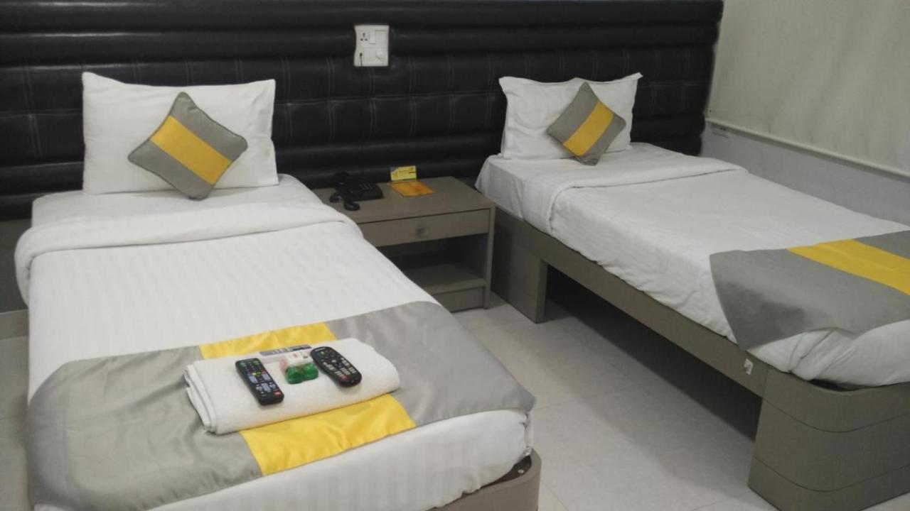 La Riviera Suites Madhapur Hyderabad Exteriör bild